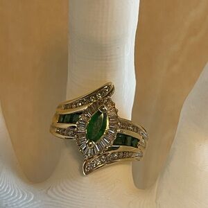 7.5 14kt Gold STUNNING EMERALD AND DIAMOND RING
